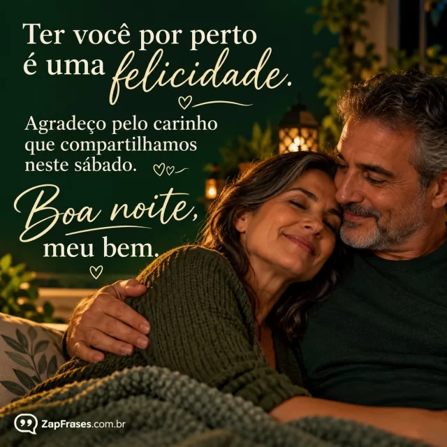 Casal maduro em abraço lateral, luz suave noturna.. Arte com a mensagem: Ter você por perto é uma felicidade. Agradeço pelo carinho que compartilhamos neste sábado. Boa noite, meu bem.