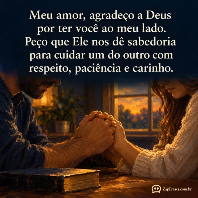 Pintura a óleo de casal adulto de mãos unidas em oração junto a uma janela, em tons azul noite e dourado, com texto creme.. Arte com a mensagem: Meu amor, agradeço a Deus por ter você ao meu lado. Peço que Ele nos dê sabedoria para cuidar um do outro com respeito, paciência e carinho.