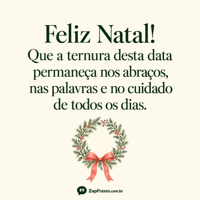 Pequena guirlanda verde com laço coral abaixo da frase, marfim e serifa verde dominante. Ternura e cuidado em texto integral; marca na base.. Arte com a mensagem: Feliz Natal! Que a ternura desta data permaneça nos abraços, nas palavras e no cuidado de todos os dias.