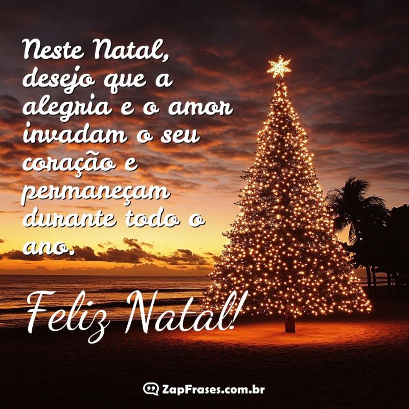 Árvore de Natal iluminada em uma praia ao pôr do sol